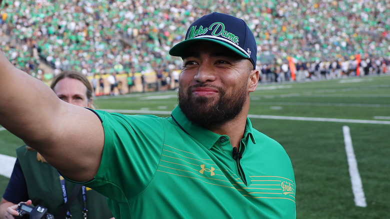 Manti Te'o waving