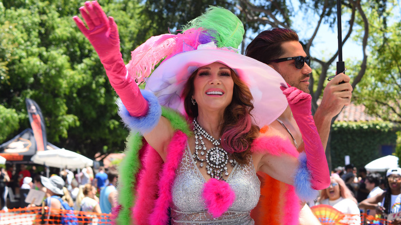 Lisa Vanderpump waving