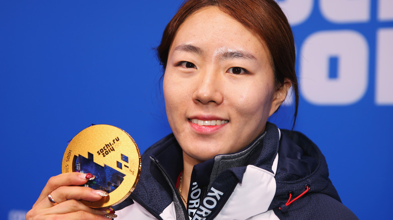 Lee Sang-hwa displays gold medal