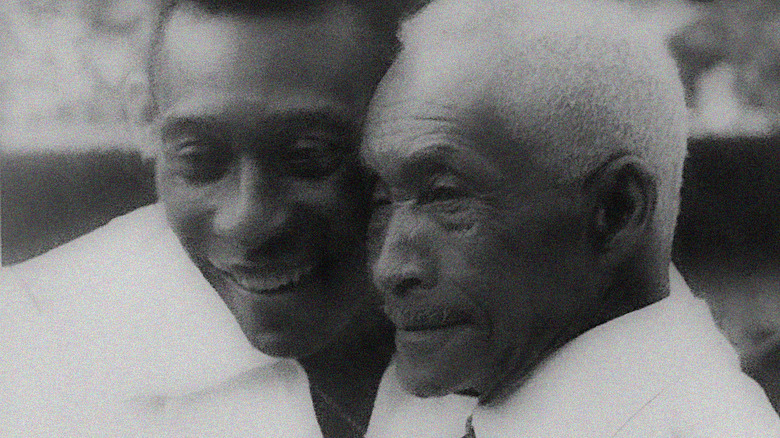 Pelé hugs his father