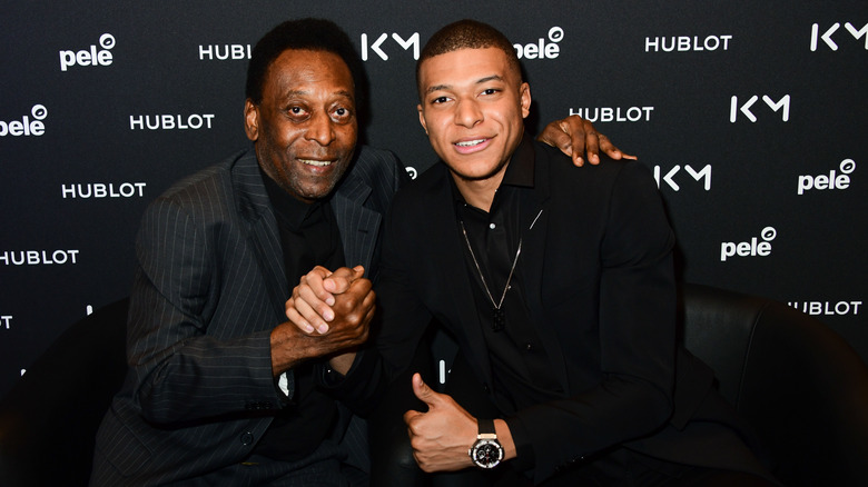 Pelé shaking hands with Mbappé 