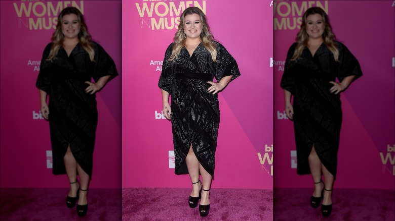 Kelly Clarkson in platform heels