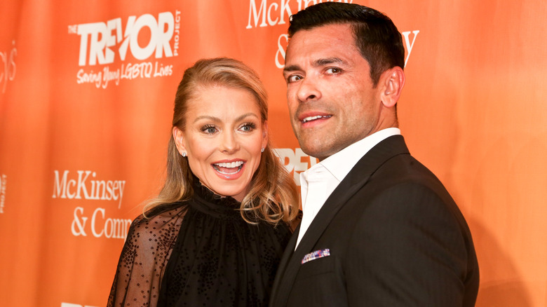 Kelly Ripa posing with Mark Consuelos 