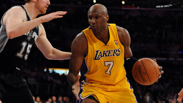 Lamar Odom playing basketball