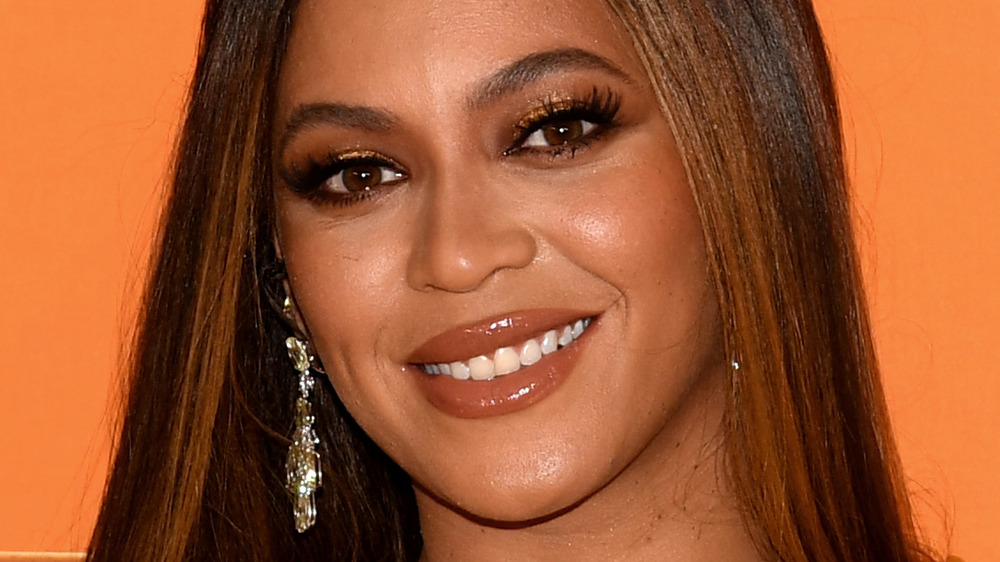 Beyoncé smiling at Lion King premiere