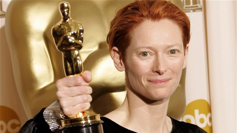 Tilda Swinton holding her Oscar