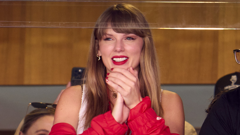 Taylor Swift clapping at Chiefs game