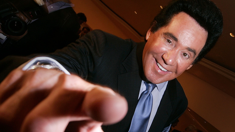 Wayne Newton pointing his finger