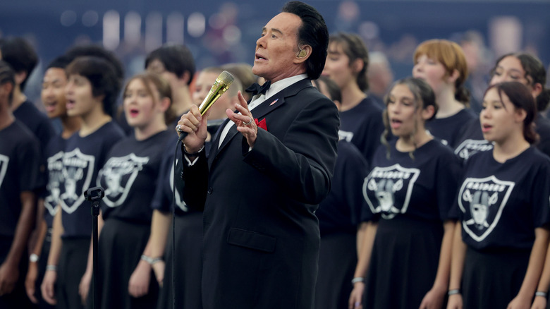 Wayne Newton singing