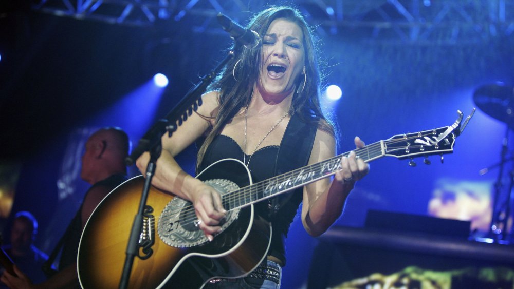 Gretchen Wilson singing and playing guitar