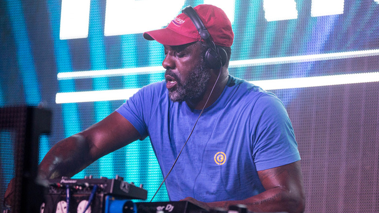 Idris Elba DJing