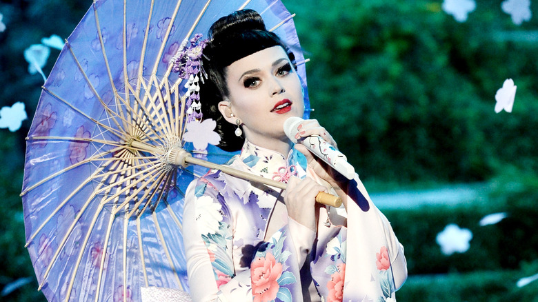 Katy Perry in geisha outfit