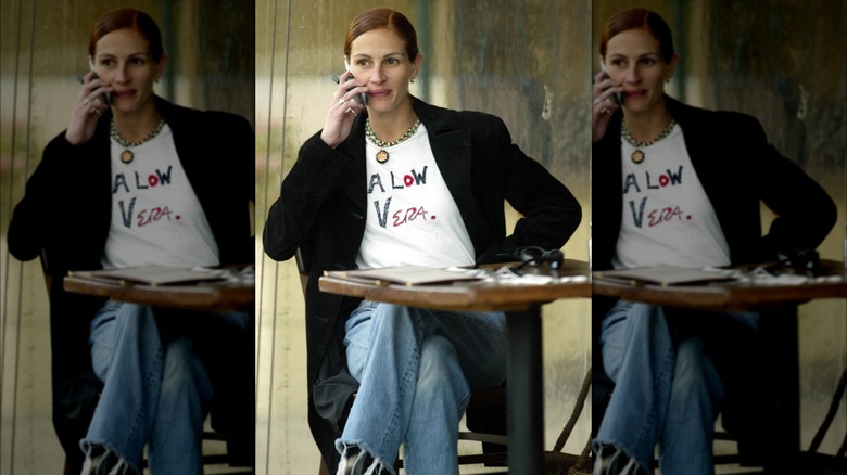 Julia Roberts wearing "A Low Vera" T-shirt