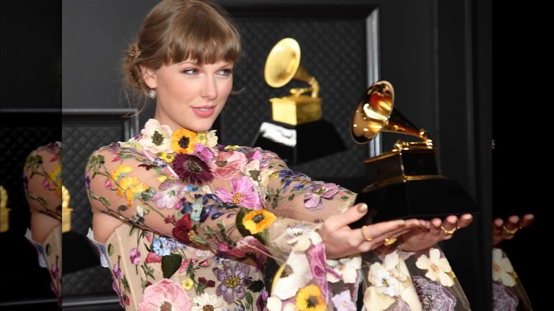 Taylor Swift holding Grammy