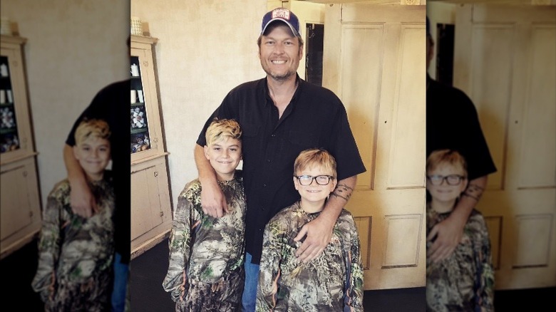 Blake Shelton posing with his stepsons