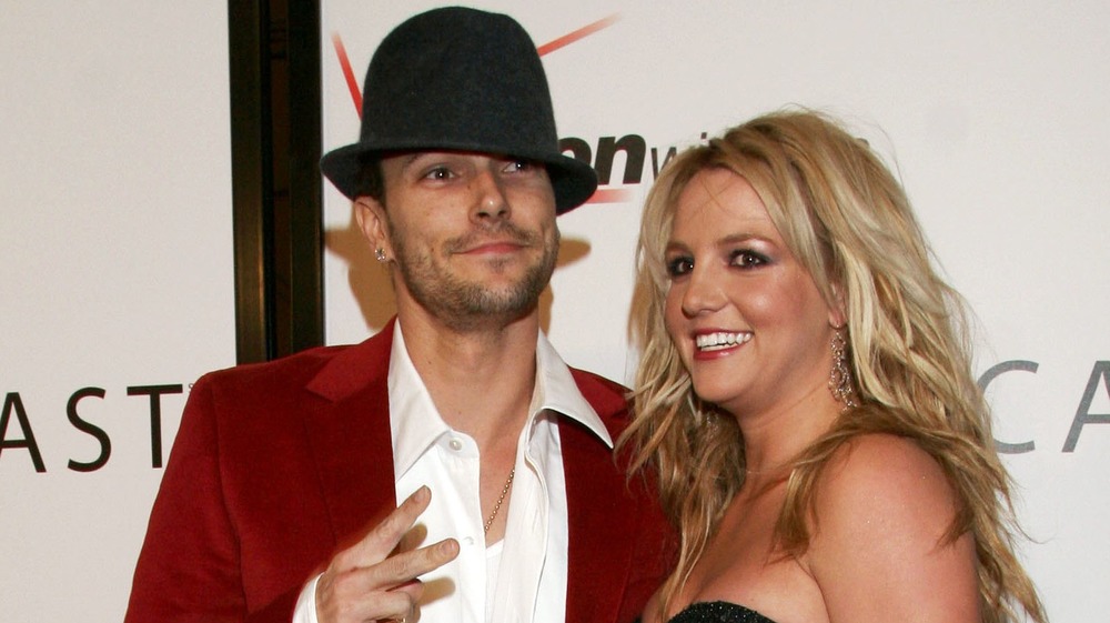 Kevin Federline and Britney Spears pose on a red carpet