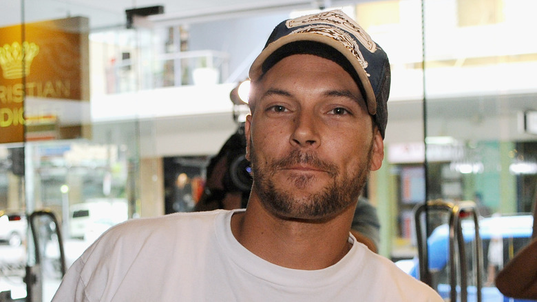 Kevin Federline posing