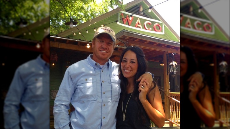 Chip Gaines and Joanna Gaines posing outside Common Grounds in Waco