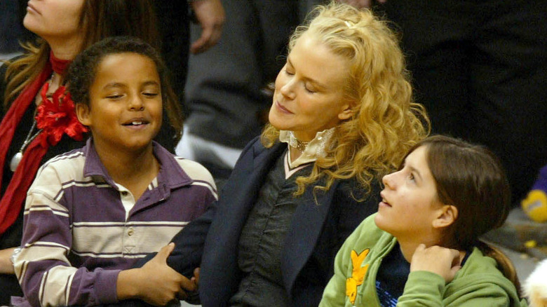 Connor Cruise, Nicole Kidman and Isabella Cruise at 2004 LA Lakers game