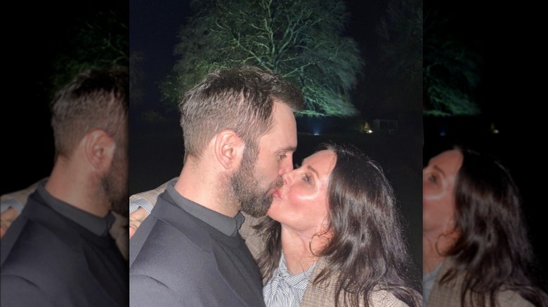 Johnny McDaid and Courteney Cox kissing