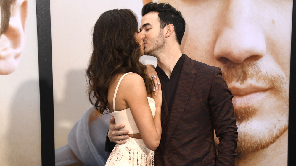 Danielle Jonas and Kevin Jonas kissing