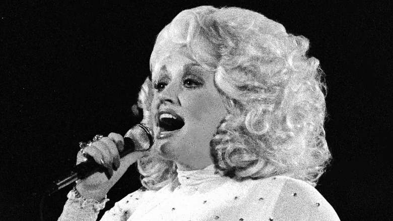 Dolly Parton performing