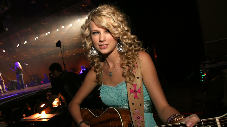 Taylor Swift posing with her guitar