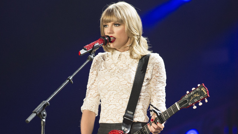 Taylor Swift performing