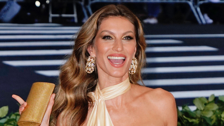 Gisele Bündchen posing at an event