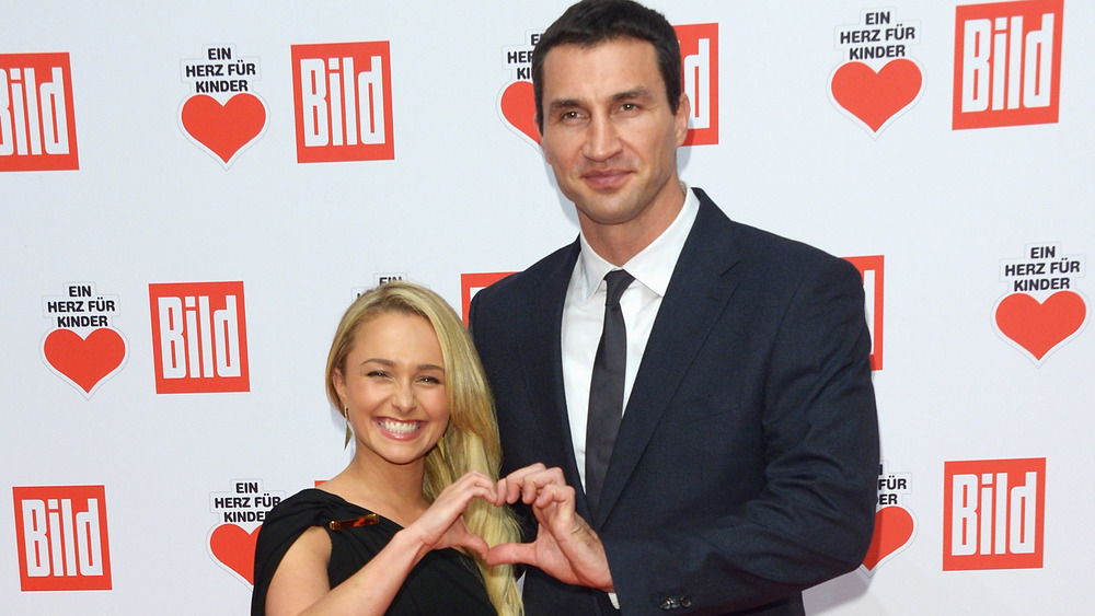 Hayden Panettiere, Wladimir Klitschko heart hands