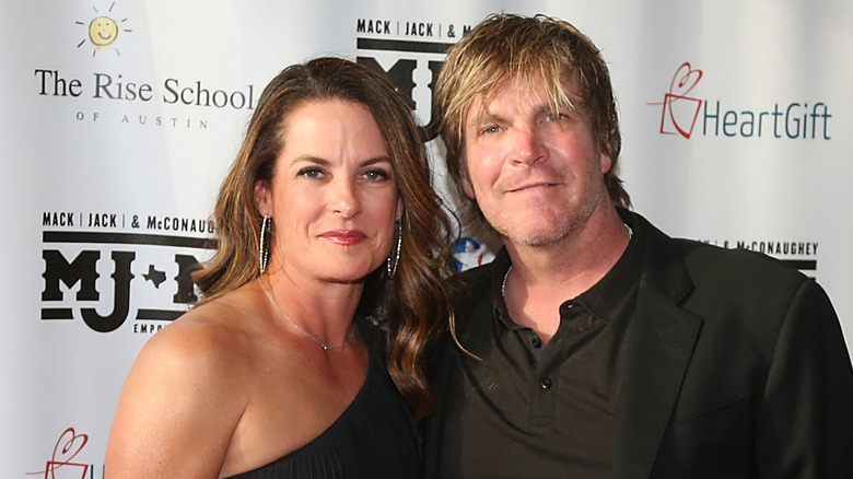 Amy Ingram poses alongside Jack Ingram on the red carpet