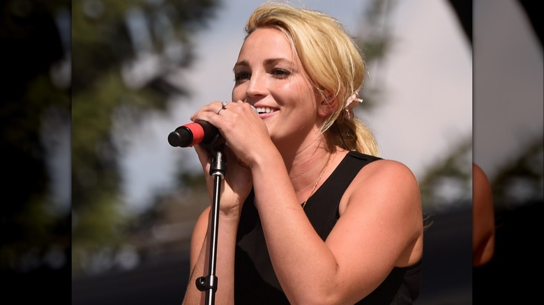 Jamie Lynn Spears performing on stage