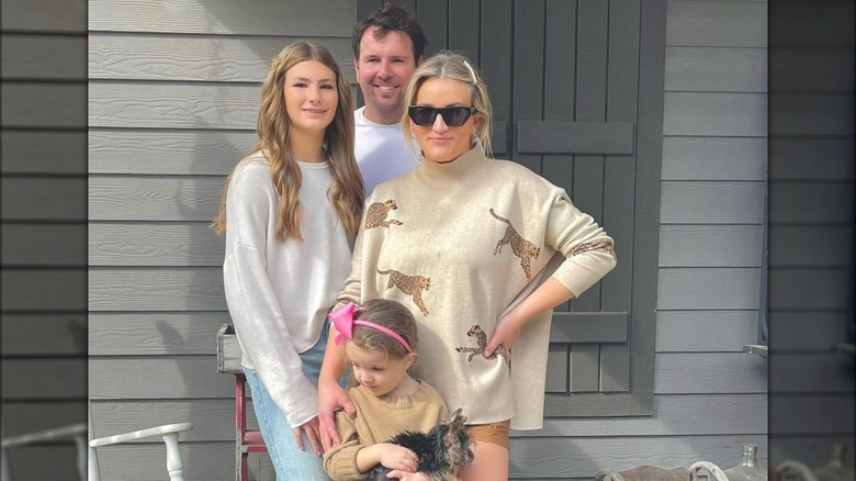 Jamie Lynn Spears posing with her family