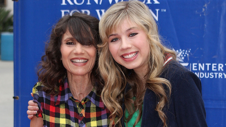 Jennete McCurdy and her mother Debra posing