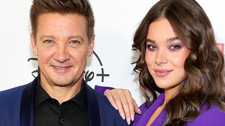 Jeremy Renner and Hailee Steinfeld posing together