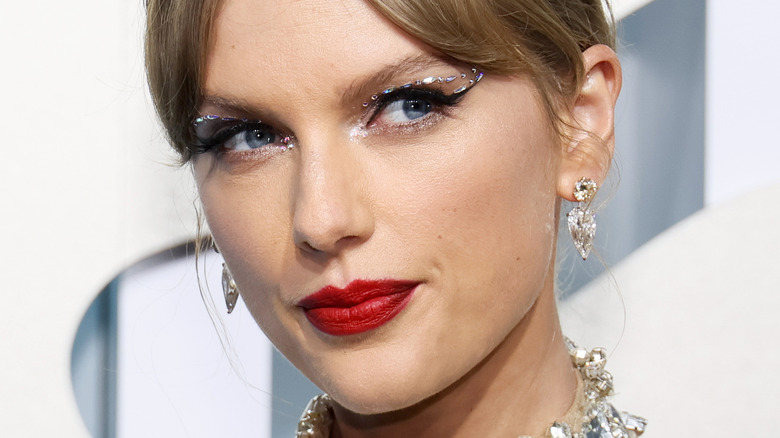 Taylor Swift with jewels above eyes