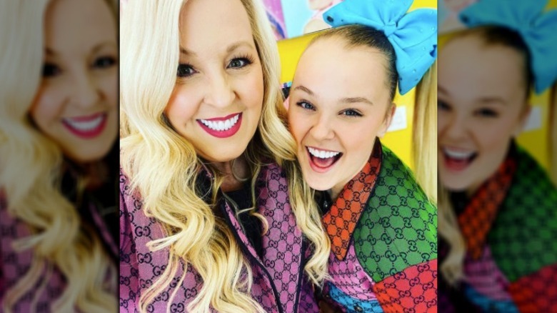 Jessalynn and JoJo Siwa take a selfie together