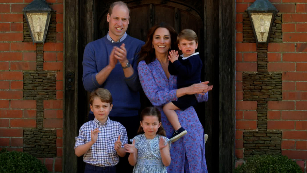 Prince William and Kate Middleton pose with their kids, Prince George, Princess Charlotte, and Prince Louis