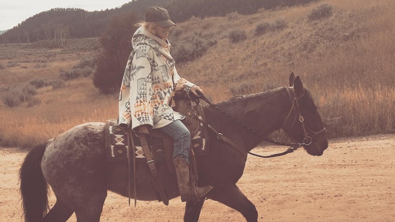 Kelly Reilly, riding a horse