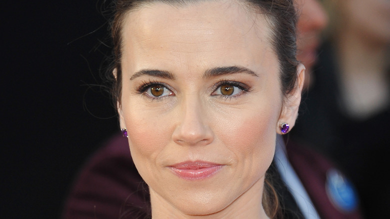 Linda Cardellini posing