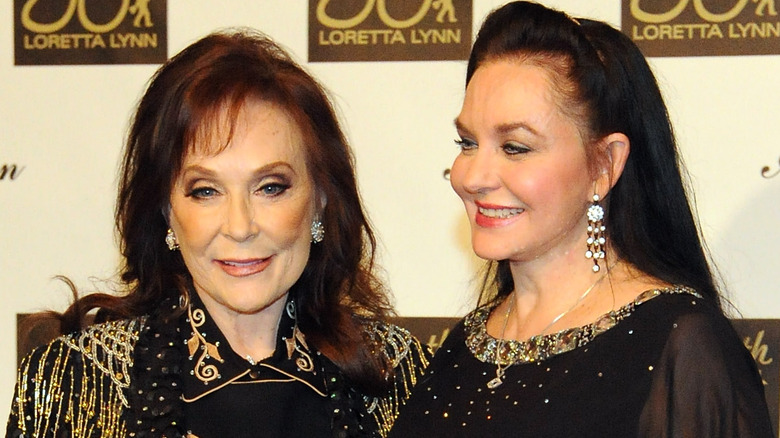 Loretta Lynn and Crystal Gayle posing