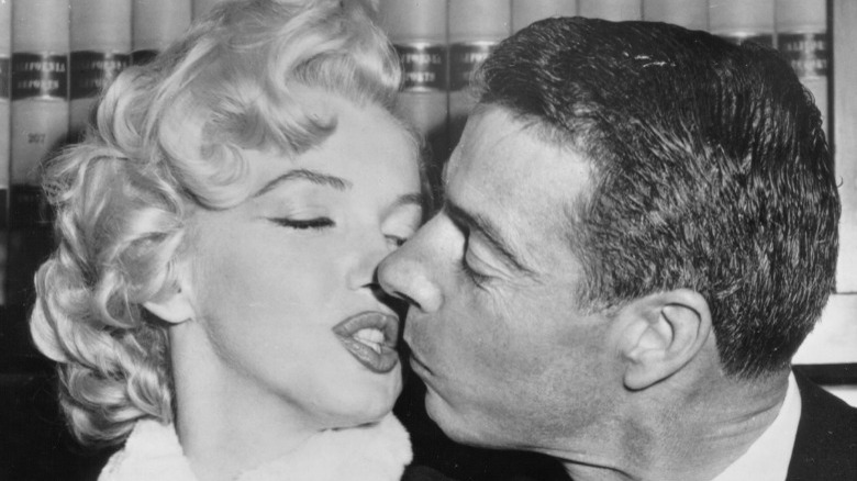 Joe DiMaggio kissing Marilyn Monroe 