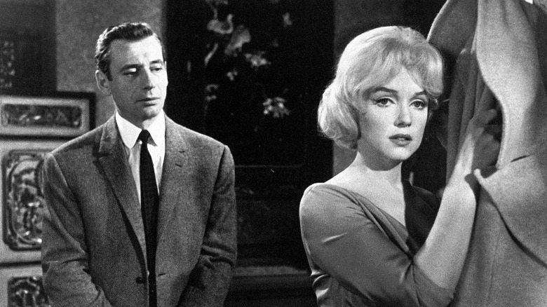 Yves Montand looking at Marilyn Monroe