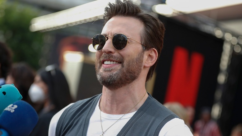 Chris Evans wears sunglasses