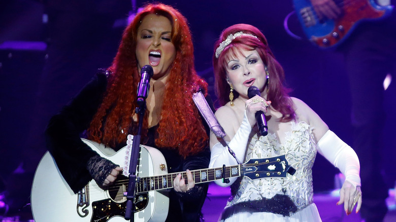 Wynonna Judd, Naomi Judd performing