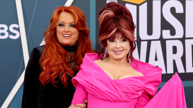 Wyonna Judd, Naomi Judd posing