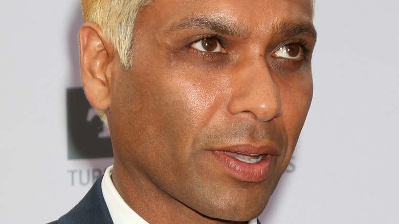 Tony Kanal poses on the red carpet