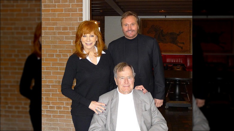 Reba McEntire, Narvel Blackstock, and George H.W. Bush pose together