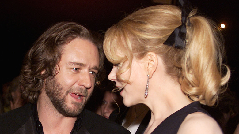 Russell Crowe saying something to Nicole Kidman