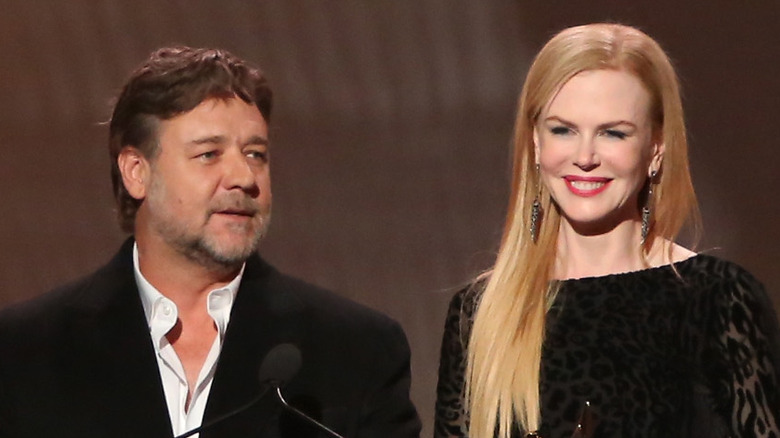 Russell Crowe and Nicole Kidman presenting an award